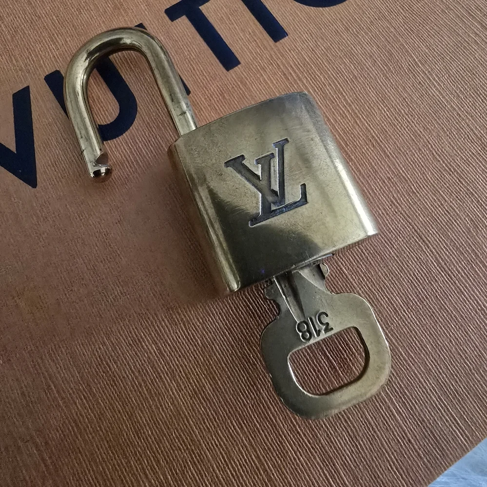 🟡Authentic Louis Vuitton Gold Padlock & Key Necklace Set #318 🟡 - Picture 11 of 14